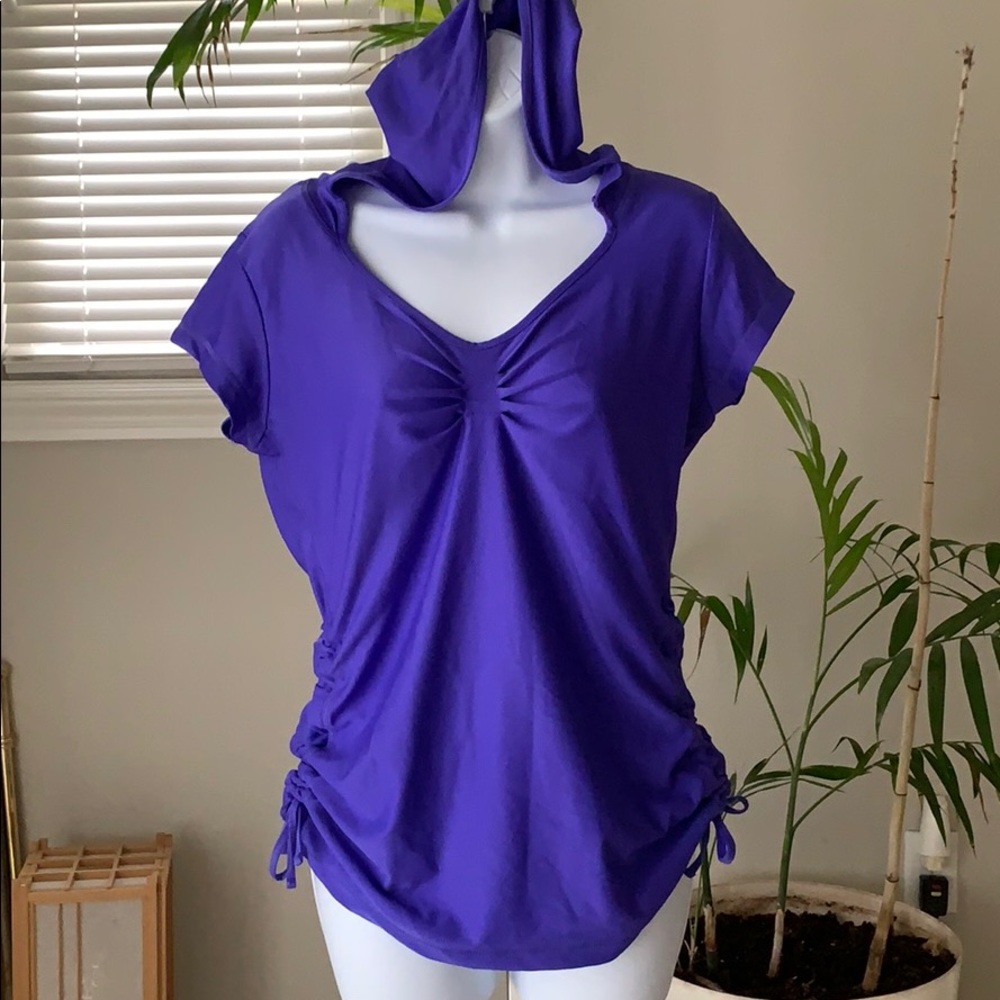 Stylish hooded activewear top